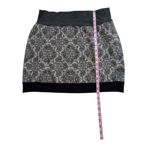 Black & White Lace Print Pattern Skirt - Size XL - Picture 4 of 6